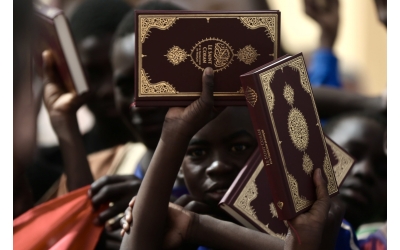 Afrika\'da Kuranı-ı Kerim Dağıtımı 